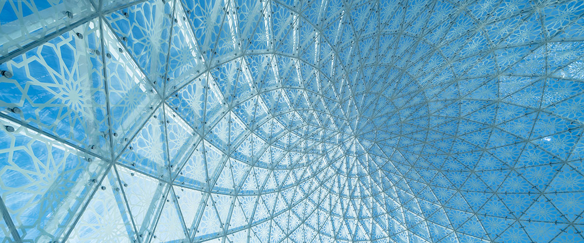 cúpula de cristal con estructura imitación a plantas