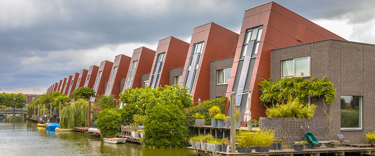 edificios de viviendas paralelos junto a un canal de agua