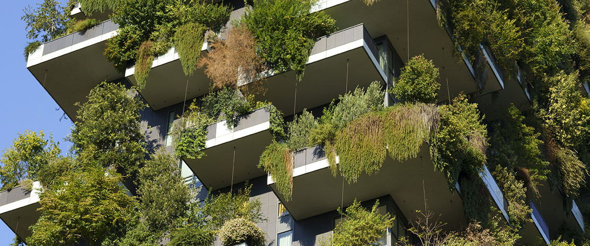 fachadas vegetales en torre vista desde abajo