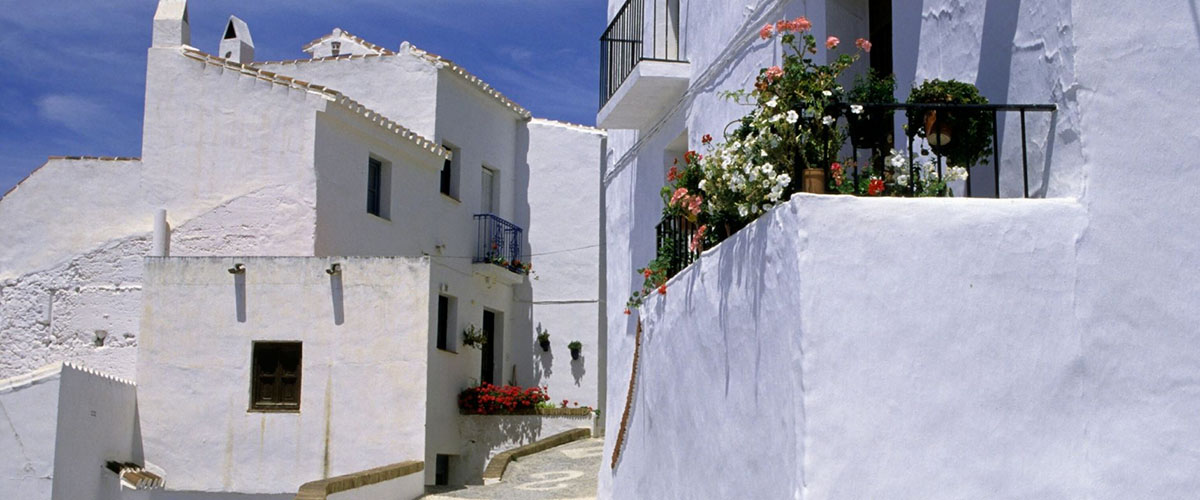 vista de un pueblo blanco español